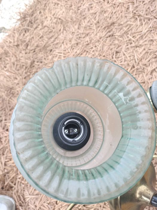 stary żyrandol ze szklanymi kloszami