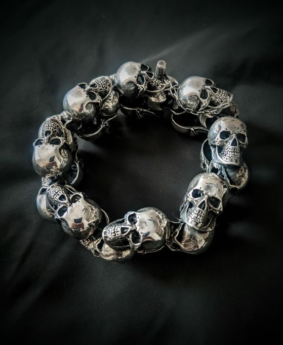 Duża srebrna stylowa bransoletka z czachami