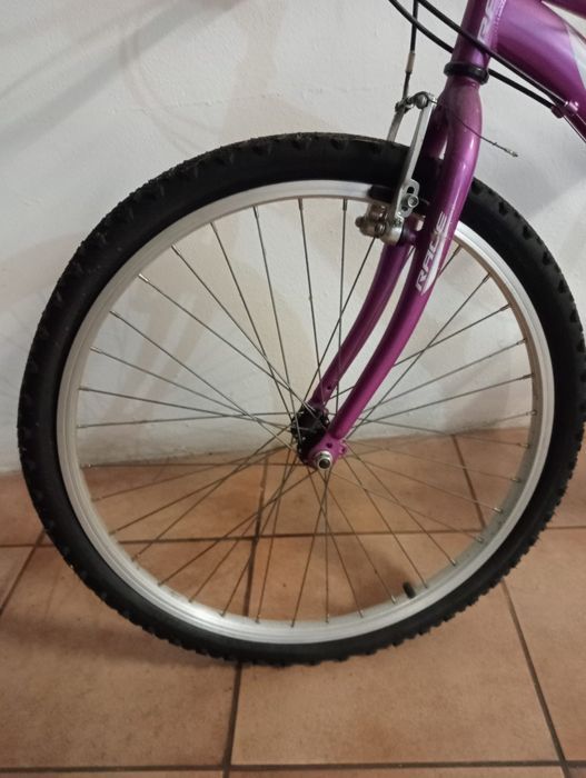 Bicicleta Roxa como nova