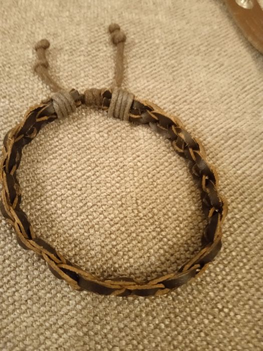 Pulseiras em couro - Novas