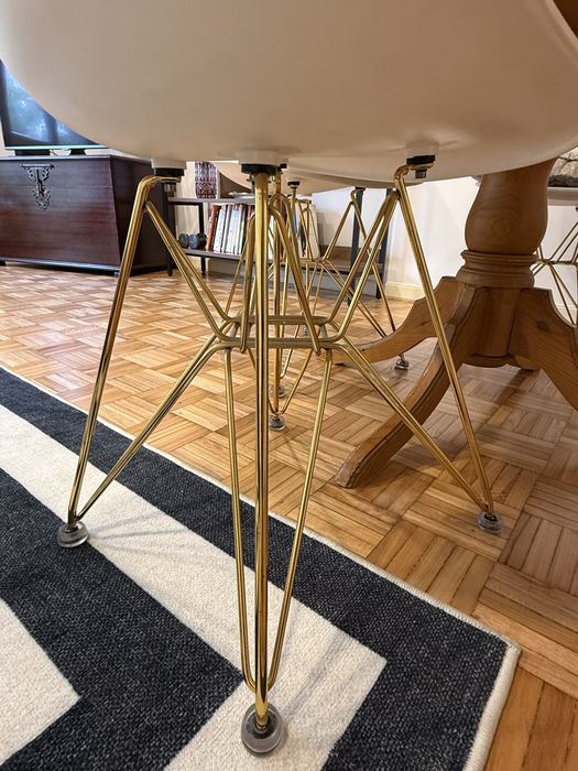 3 cadeiras brancas estilo Eames com pés dourados + 1 para reparação