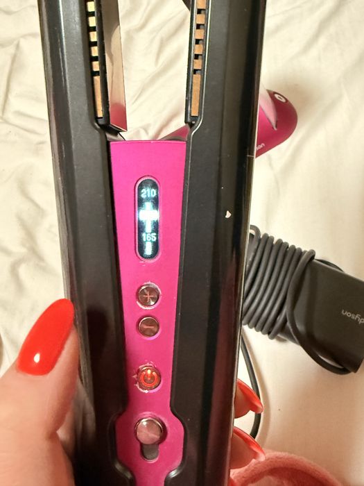 Вирівнювач волосся dyson