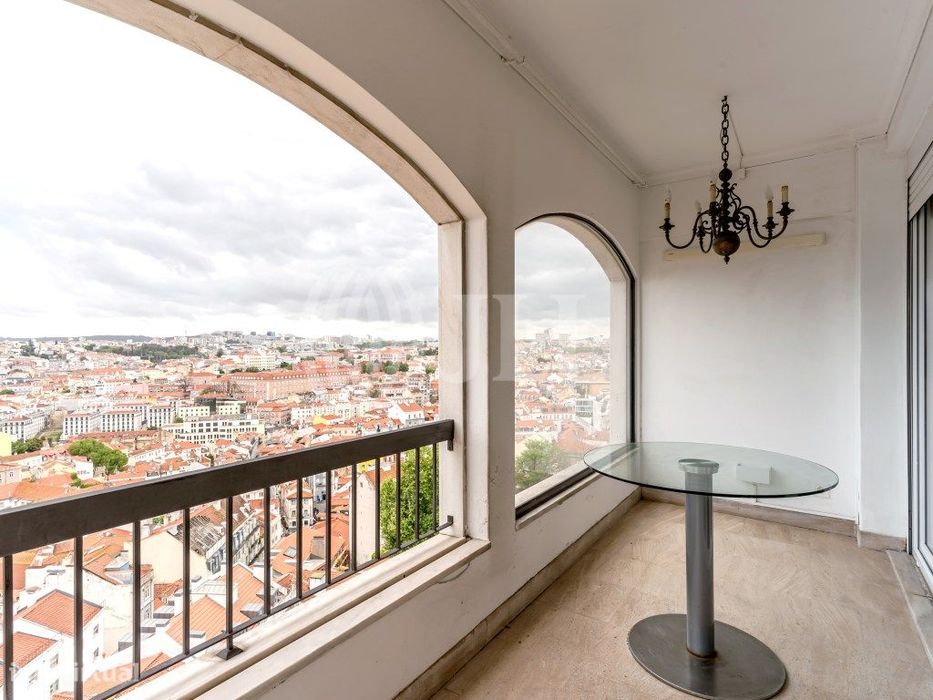 Apartamento T2 com estacionamento, na Graça, Lisboa