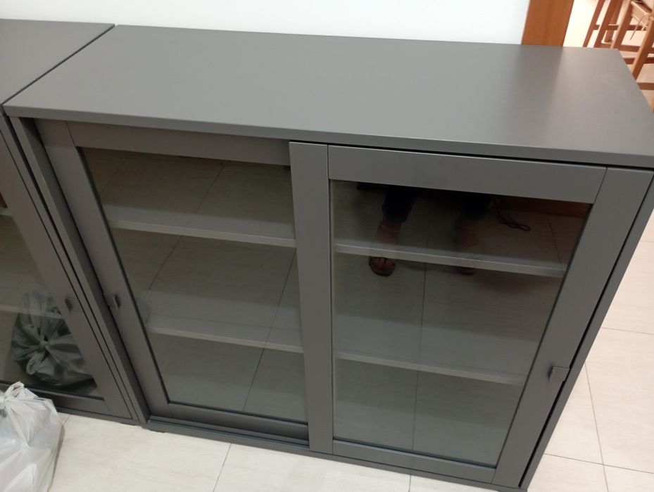 Armário com portas de vidro deslizantes