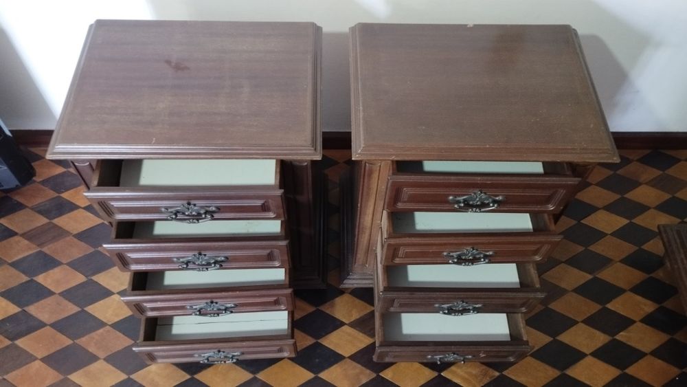 Conjunto de Guarda-Roupa, Cómoda e Mesinhas de Cabeceira em Madeira