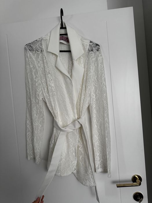 Biała koronkowa marynarka M/L La Milla z paskiem