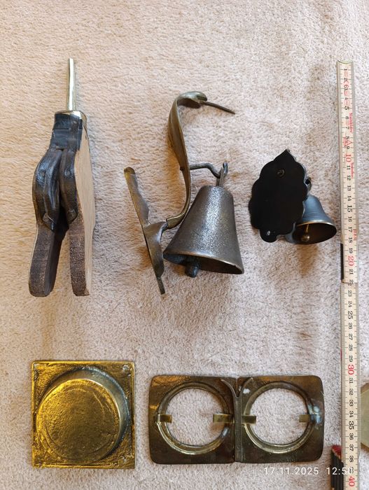 Zestaw mosiężnych przedmiotów : dzwonki, flakon, popielniczka, ramka