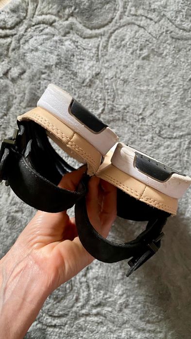 Clarks skórzane sandały