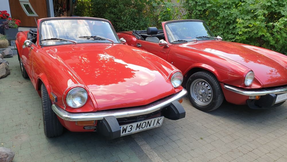 Wynajem samochodu na ślub - czerwony kabriolet cabrio Triumph Spitfire