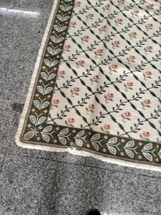Três Carpetes de arraiolos muito bonitas