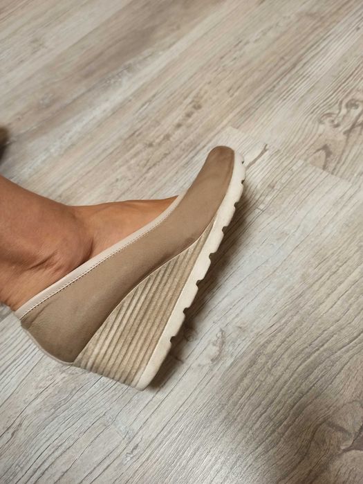 Piękne skórzane buty na koturnie rozm 38