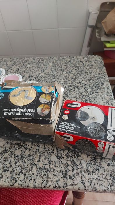 Vendo estas 2 caixas com estes artigos  por não estar a usar