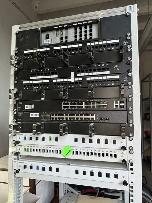 Regał + switch cisco + zyxel Gs1100 sg200-26 + inne