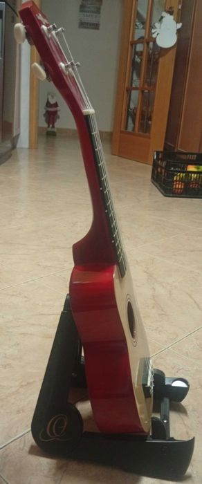 Ukulele novo, com saco e suporte