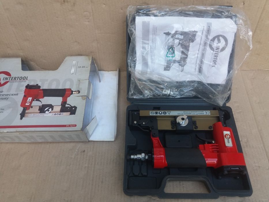 Степлер пневматический для шпилек.