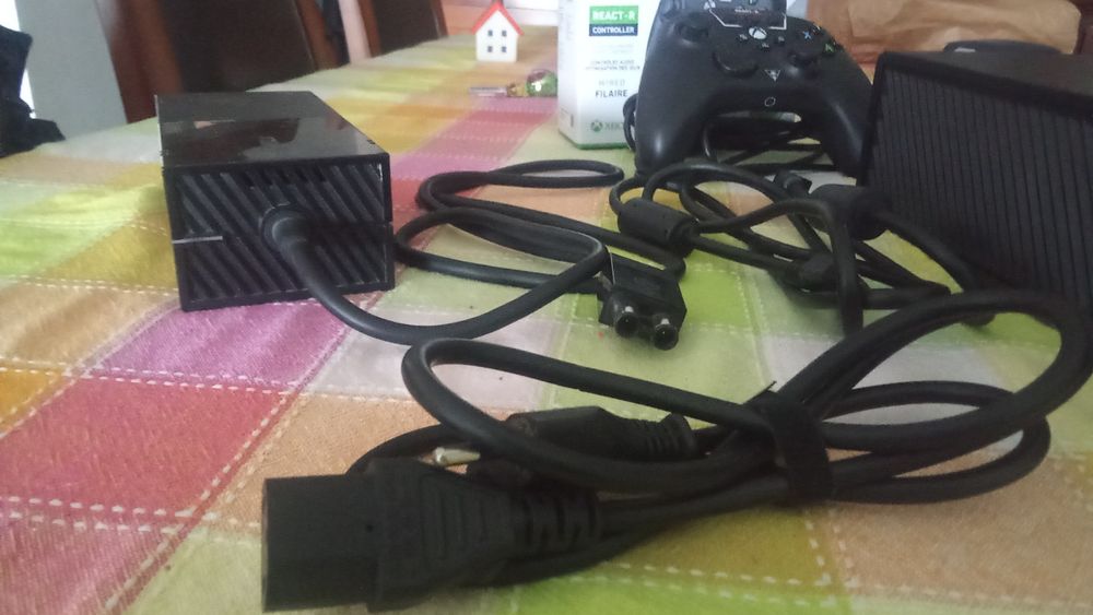 Xbox One FAT com defeito (desliga sozinha) + comando quase novo