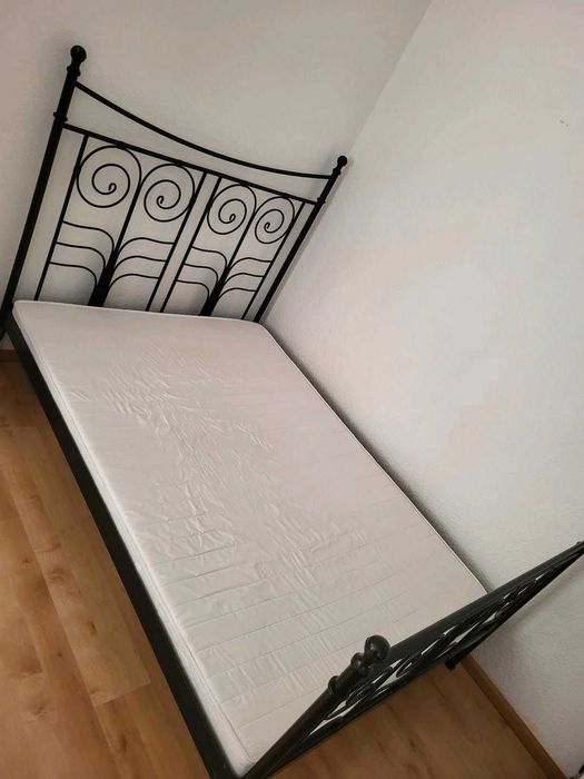 Solidne metalowe łóżko czarne stelaż materac złote