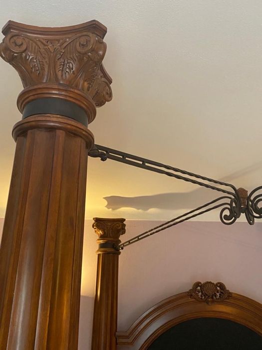 Cama com dossel de madeira e comoda estilo antigo