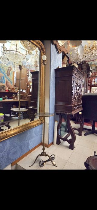 Candeeiro de coluna com mesa de apoio