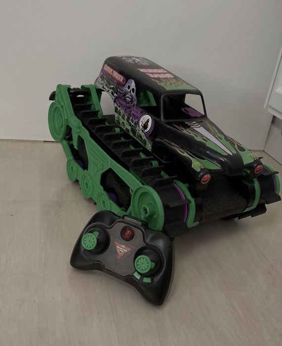 Monster Jam Grave Digger Trax auto na pilot w skali 1:15
