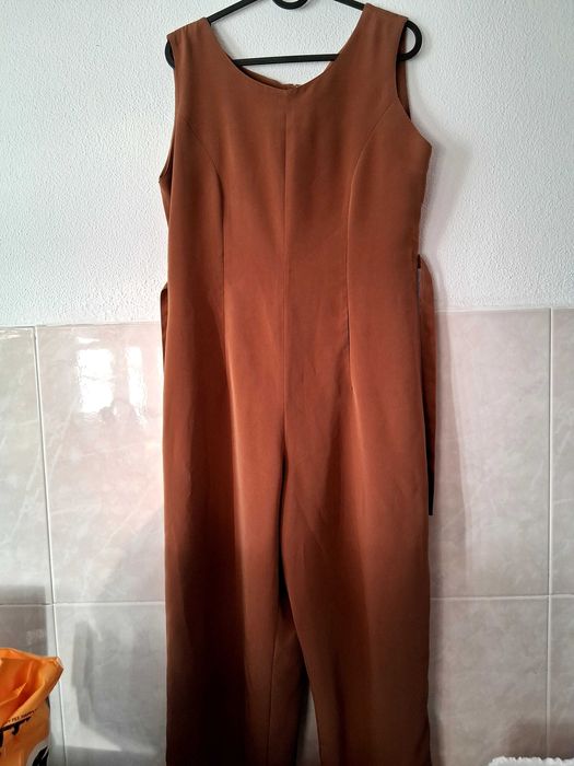 Macacão,com sandália Aldo.