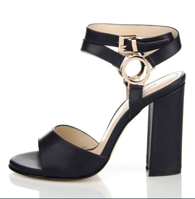 Летние босоножки Estro