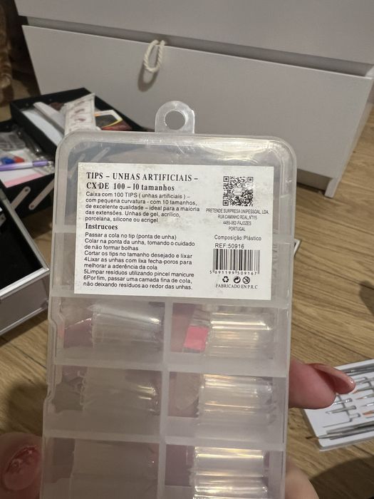 Caixas variadas de tips unhas de gel e almofada de apoio