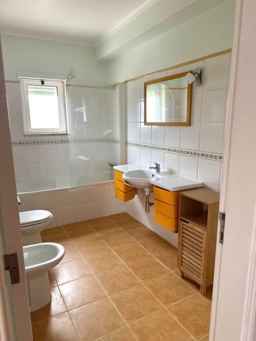 Grandes áreas/remodelado em condomínio Fechado com Garagem