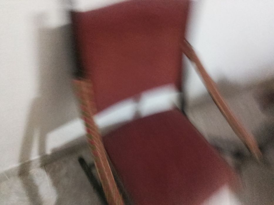 Cadeira de época forrada a veludo