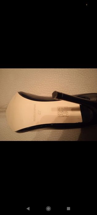 Stileto, em pele, de salto agulha e ponta fina, Ivet Charol