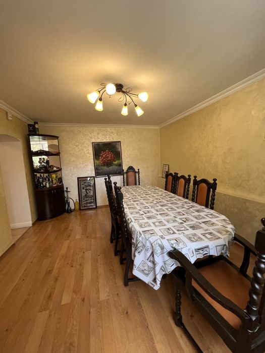 Укопмплектований будинок 260 кв.м з басейном