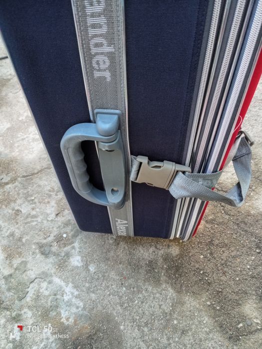 Mala de porão com código em bom estado com tudo a funcionar .
