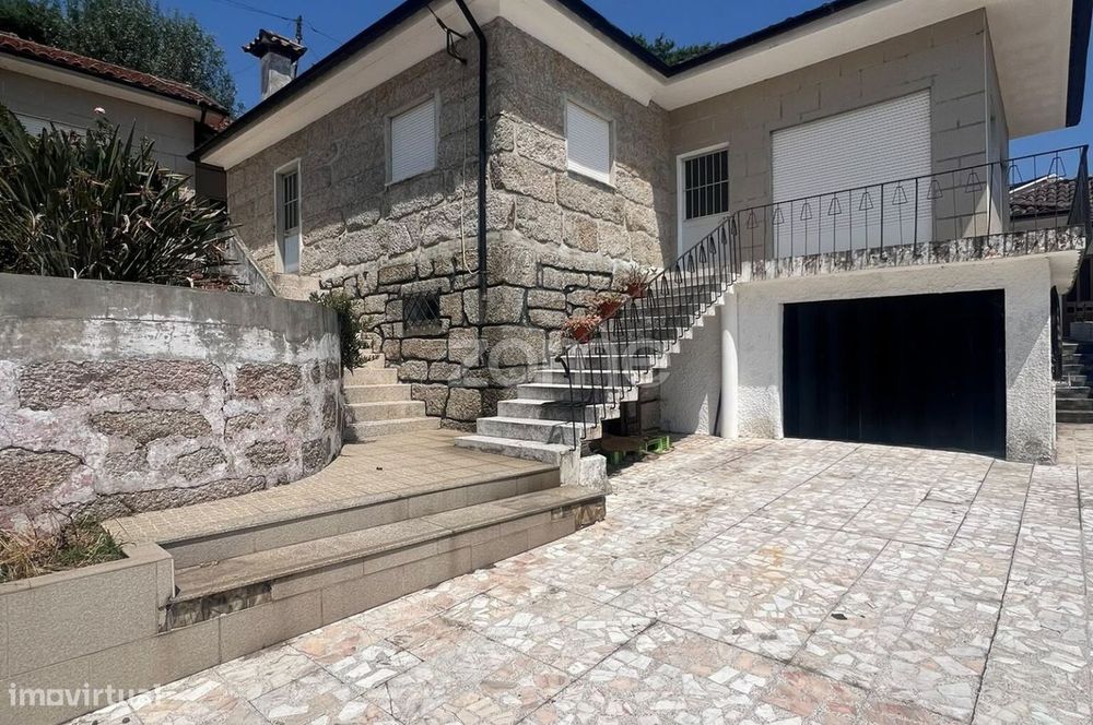 Propriedade com 3 moradias em Vilarinho