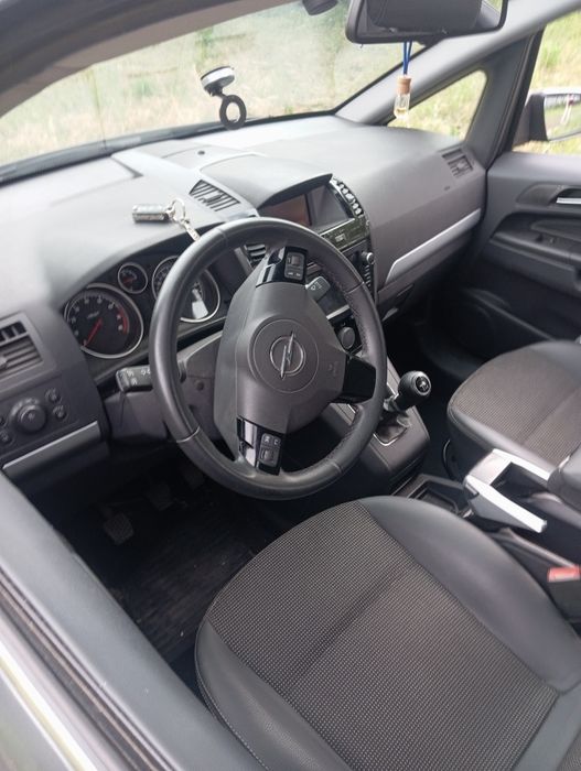 Авто Opel Zafiea b