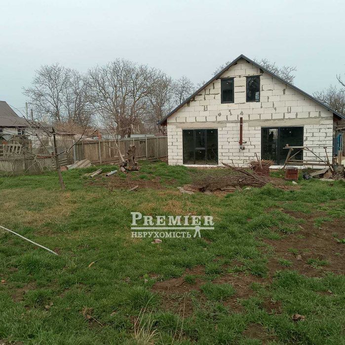 У продажу будинок у стані від будівельників