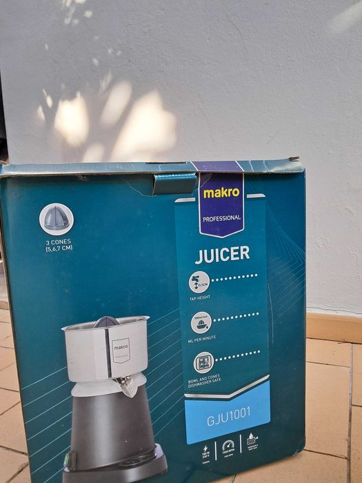 Espremedor de citrinos. Máquina de sumo.