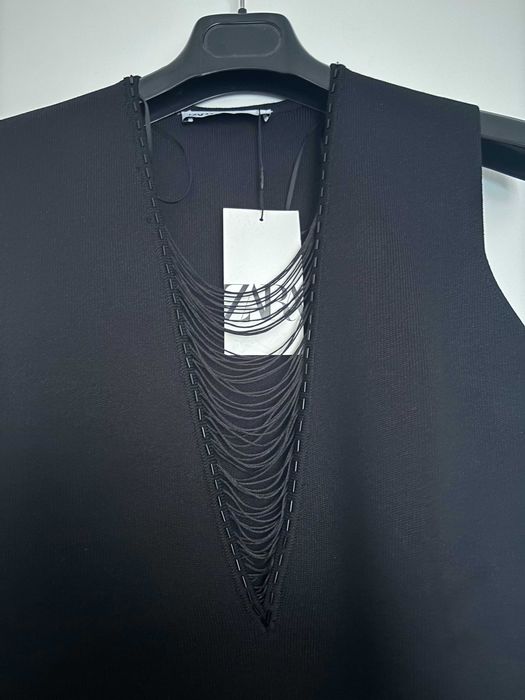 Zara sukienka z frędzlami i dekoltem czarna