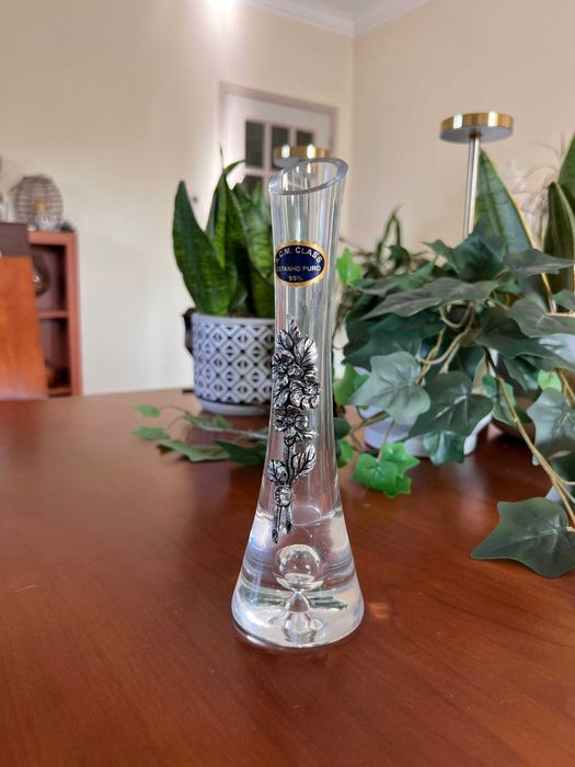 Jarra com flores em estanho