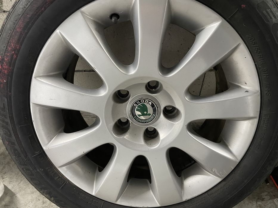 Продаються 4 оригінальні литі диски Škoda R16