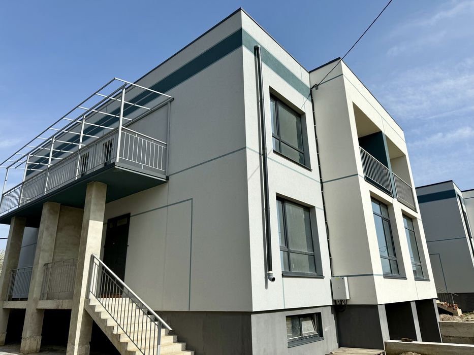 Зданий таунхаус з гаражем та міськими комунікаціями поруч озера!