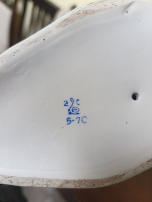 Статуетка дівчини , любить не любить