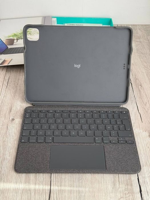 Чохол-клавіатура Logitech Combo Touch для iPad Pro 11 (920-010144)