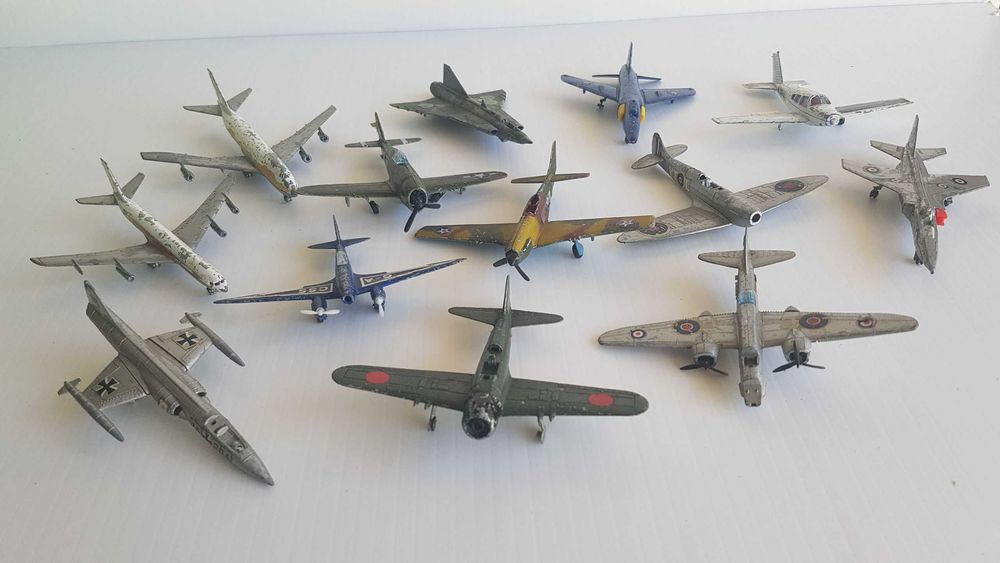aviões vários de metal