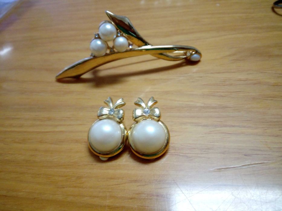 Conjunto Novo: Brincos e Alfinete de adorno banhados a ouro e pérolas