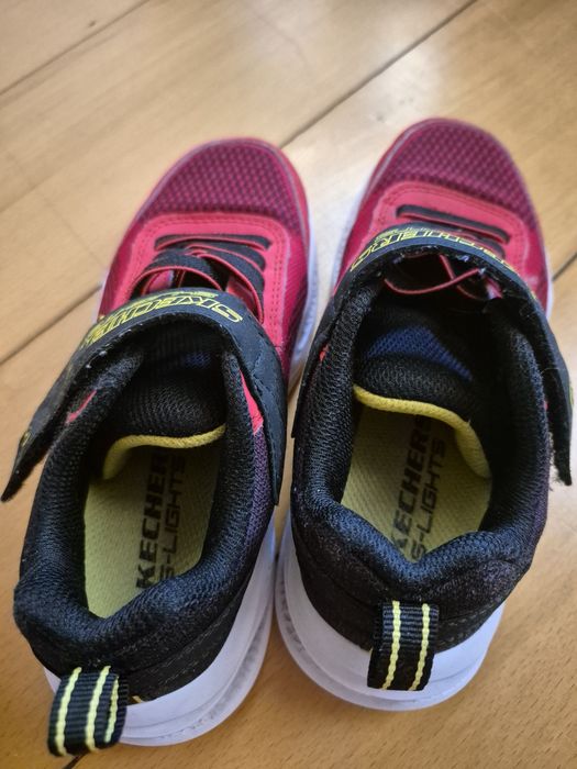 Sapatilhas Skechers vermelha com luzes