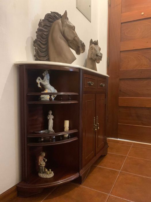 Armário de madeira com tampo mármore - 1,21x0,80m