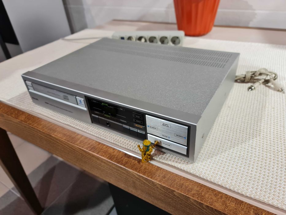 Програвач Philips CD 204  сд плеєр / CD-програвач