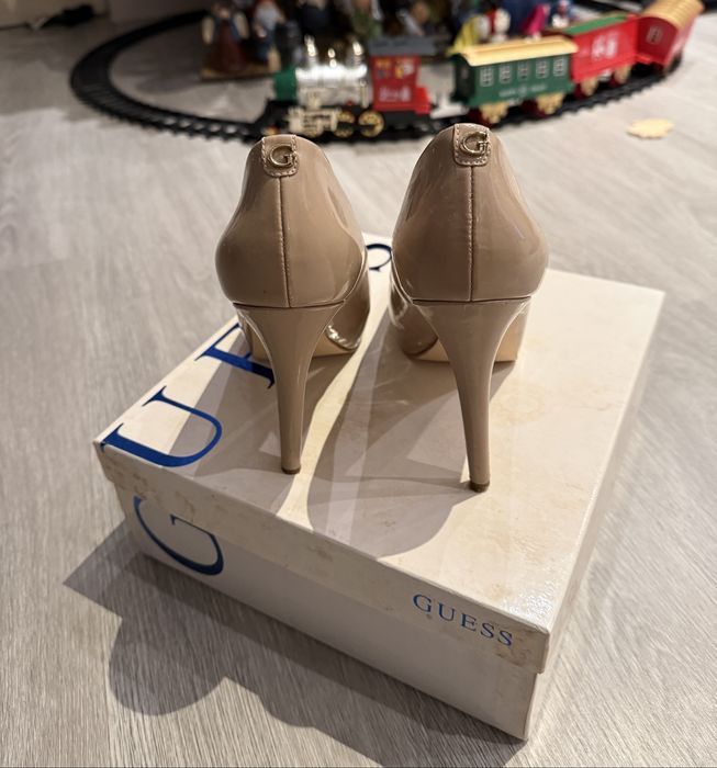 Sapatos nude Guess