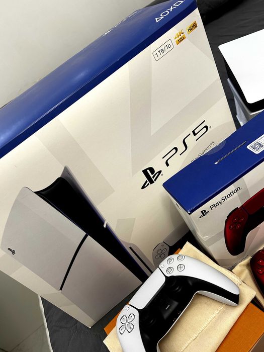 PLAYSTATION 5 1T - Raríssimas vezes usado com 2 controles + base para deixar de pé