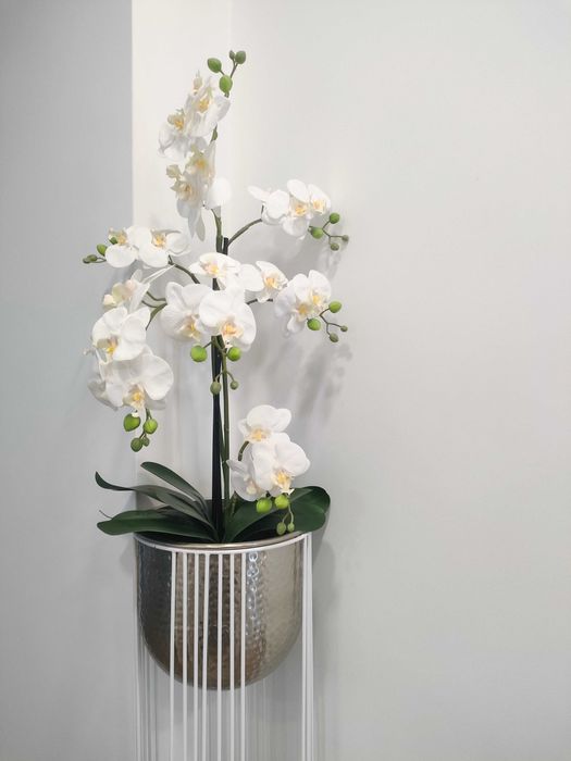 Vaso. Floreira. Vaso decorativo. Orquídea. Planta artificial.